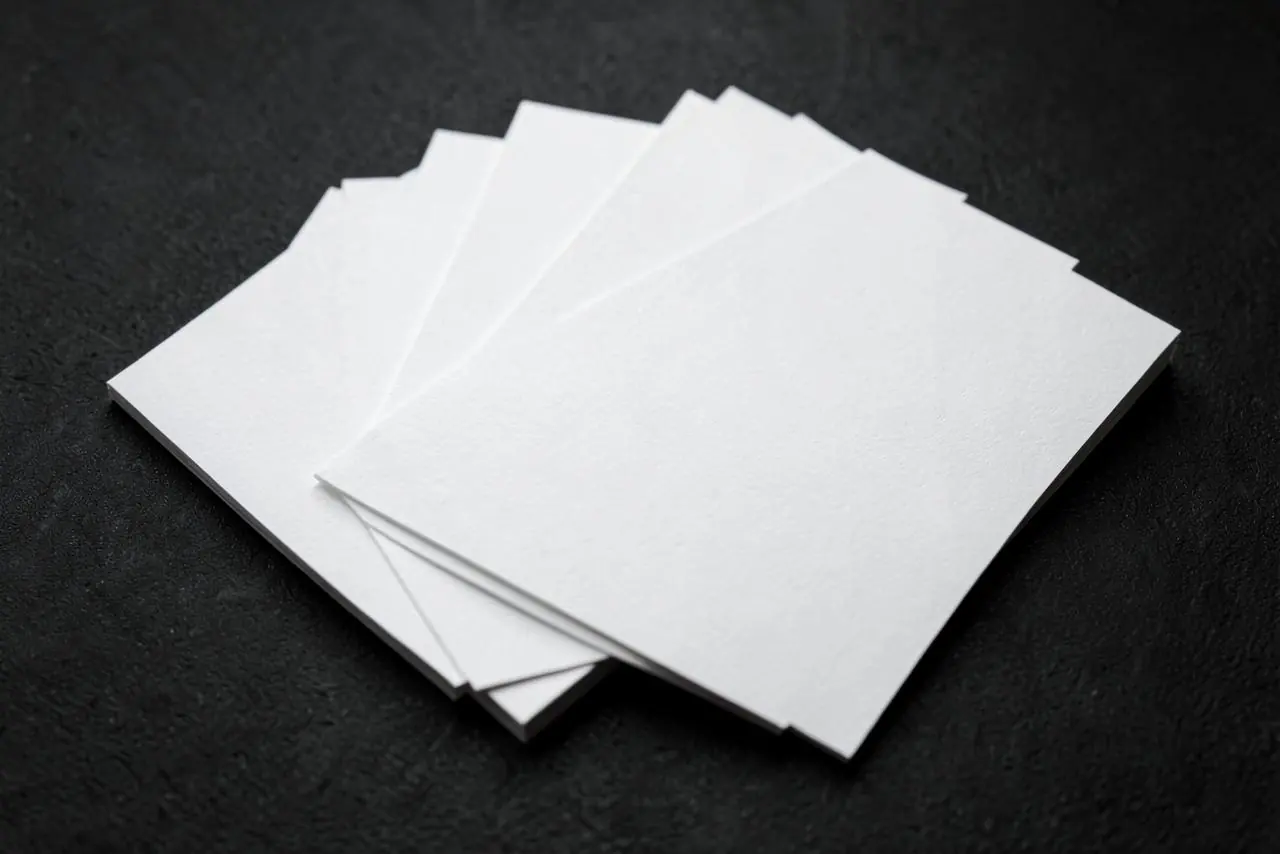 Tarjetas de visita con acabado premium sobre superficie oscura