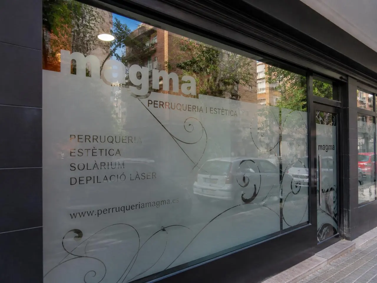 Escaparate de un comercio rotulado con vinilo de corte